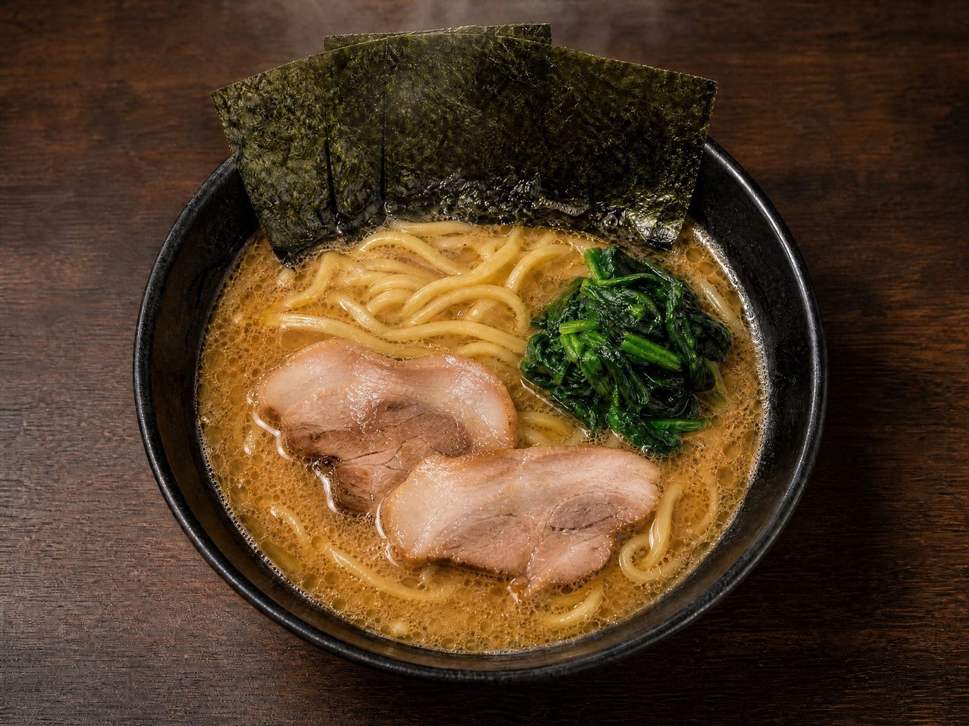 鶏油が浮いた豚骨醤油スープに、中太麺・ほうれん草・チャーシュー・海苔4枚を盛った家系ラーメン