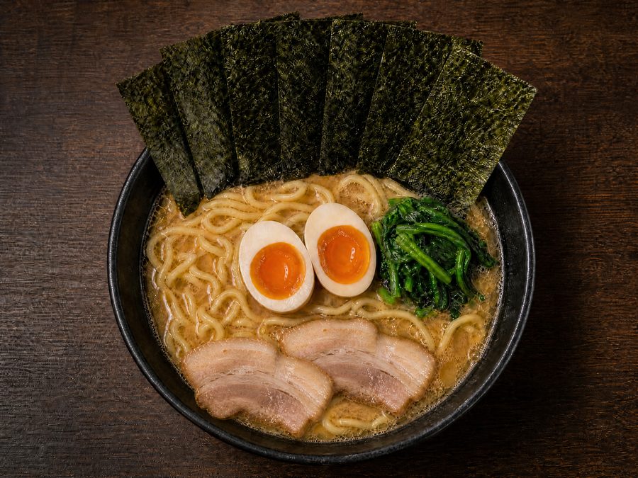 のり玉ラーメン。海苔7枚と味付け半熟玉子をのせた一杯